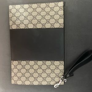woman gucci pouch